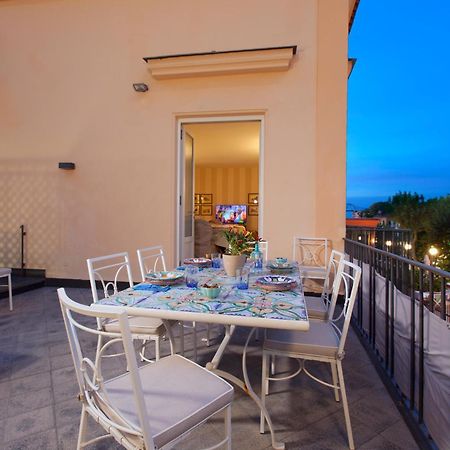 Amore Rentals - Appartamento Terrazza Tasso ซอร์เรนโต ภายนอก รูปภาพ