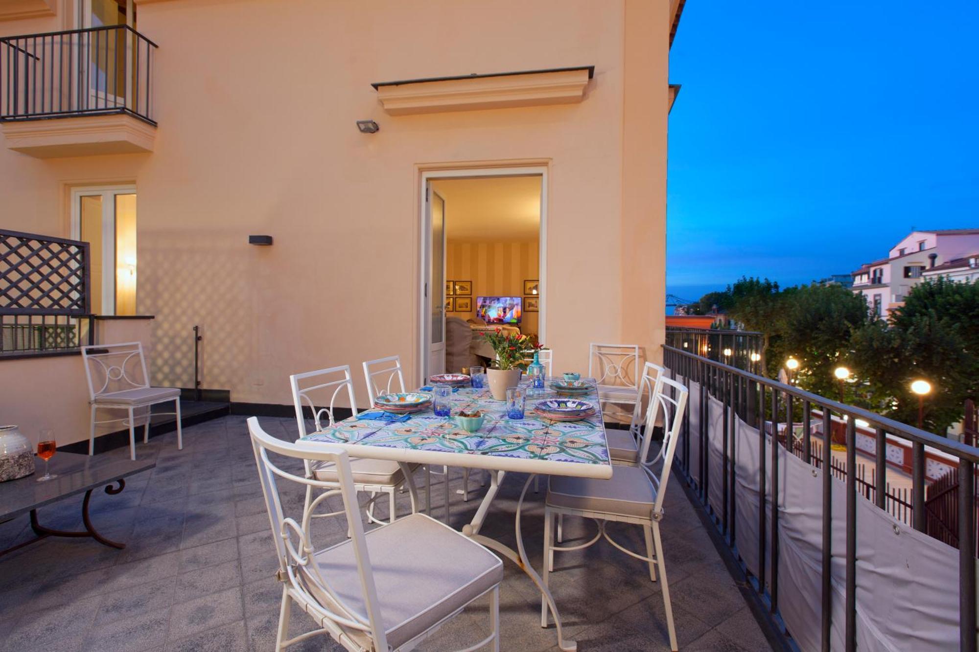 Amore Rentals - Appartamento Terrazza Tasso ซอร์เรนโต ภายนอก รูปภาพ