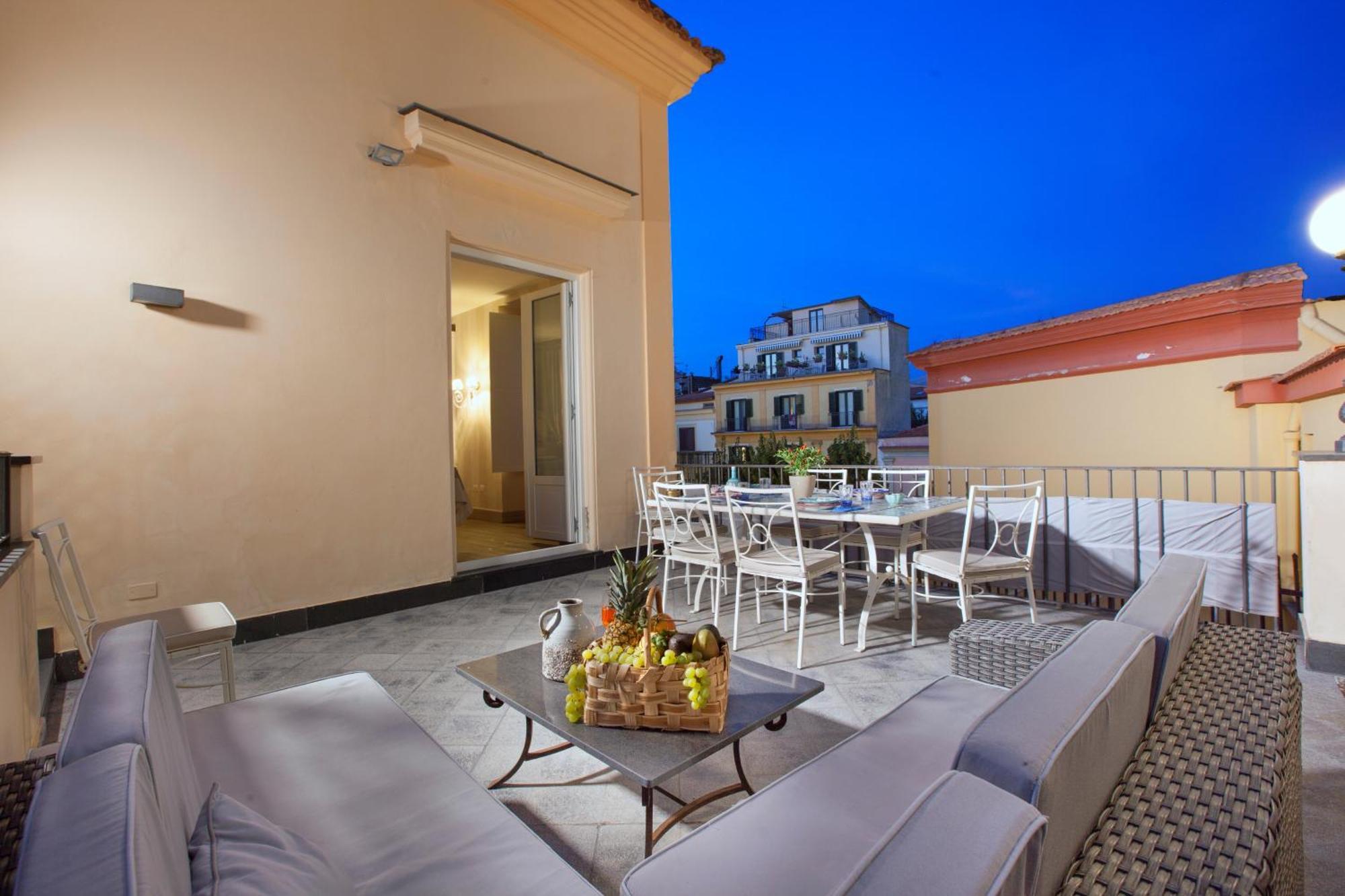 Amore Rentals - Appartamento Terrazza Tasso ซอร์เรนโต ภายนอก รูปภาพ