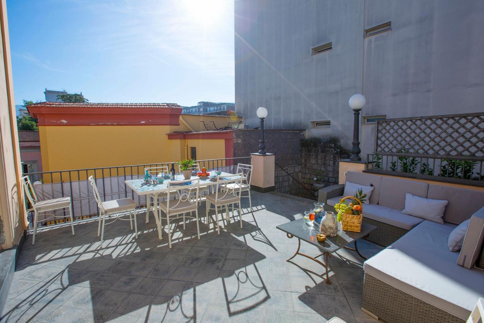 Amore Rentals - Appartamento Terrazza Tasso ซอร์เรนโต ภายนอก รูปภาพ
