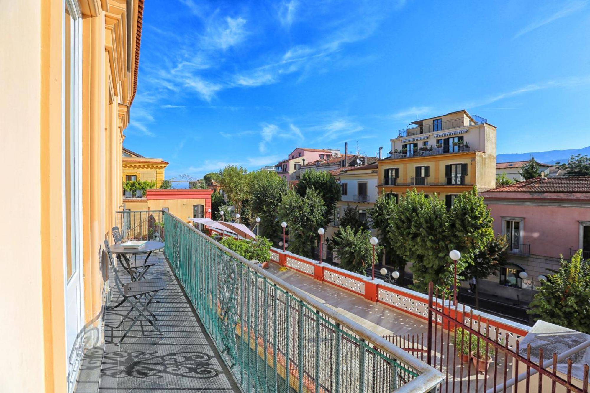 Amore Rentals - Appartamento Terrazza Tasso ซอร์เรนโต ภายนอก รูปภาพ